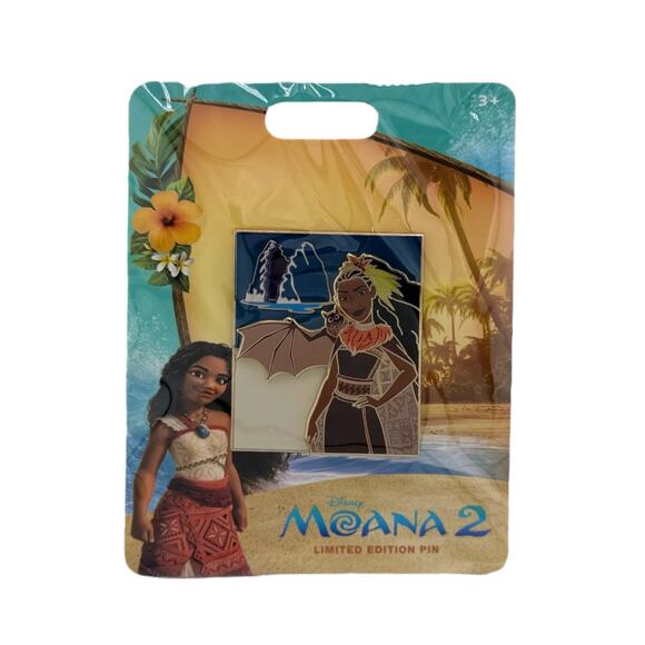 DSSH Disney Studio Store Hollywood Moana 2 Villain Matangi Bat LE 400 Pin NWT - Picture 2 of 3